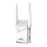 Répéteur TP-Link RE605X AX1800 vue arrière et prise secteur sur fond blanc